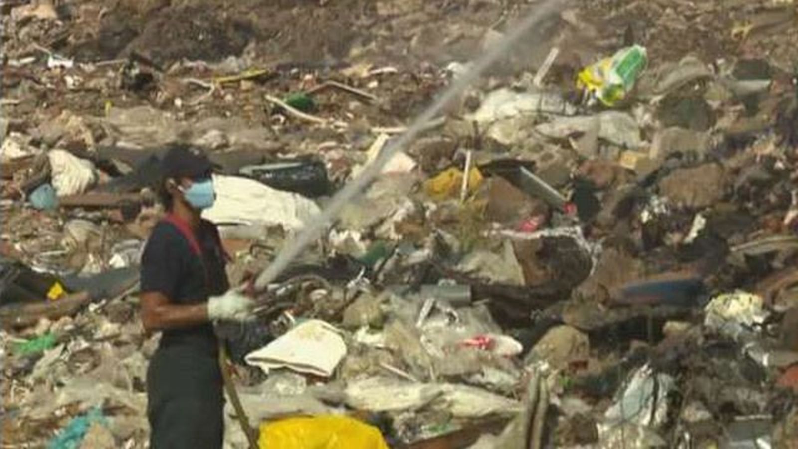 Cuatro dotaciones de bomberos ayudan a remover los escombros de Valdemingómez