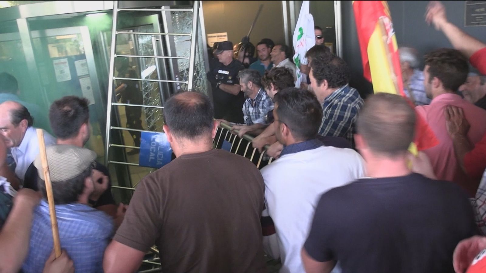 Cautro horas de bloqueo, tres heridos y un detenido en el asalto de ganaderos a la Delegación de la Junta en Salamanca