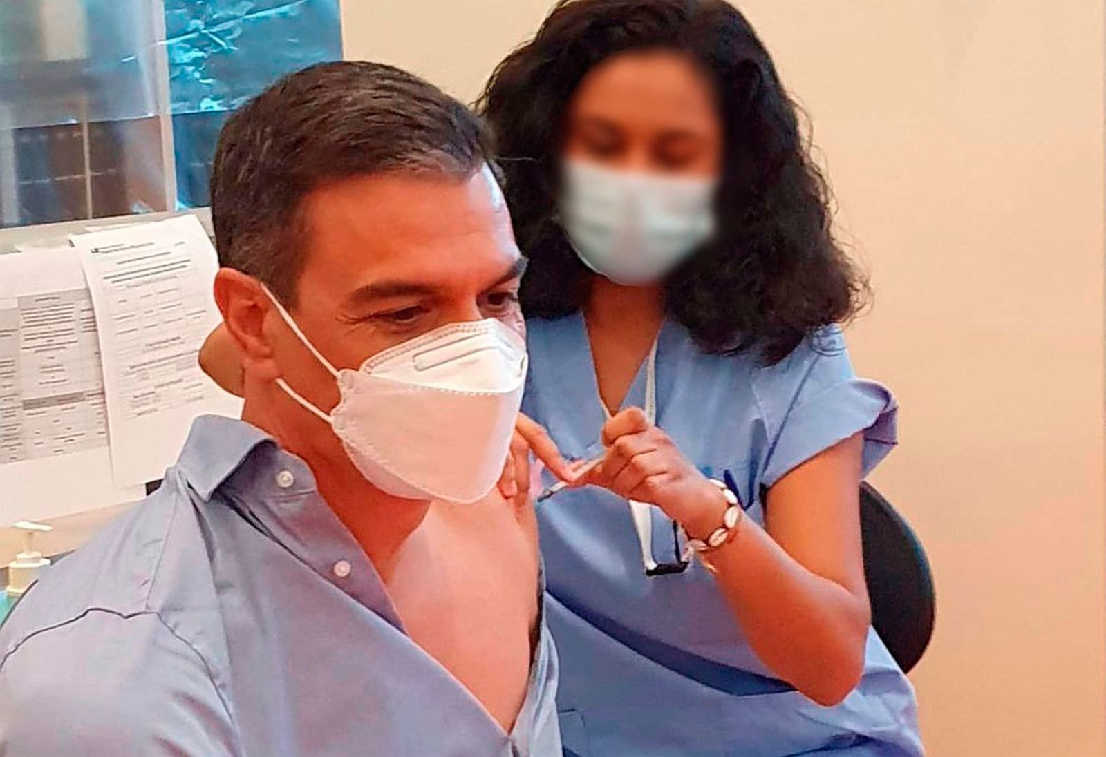 Pedro Sánchez recibe la tercera dosis contra la covid-19 en el Hospital Puerta de Hierro