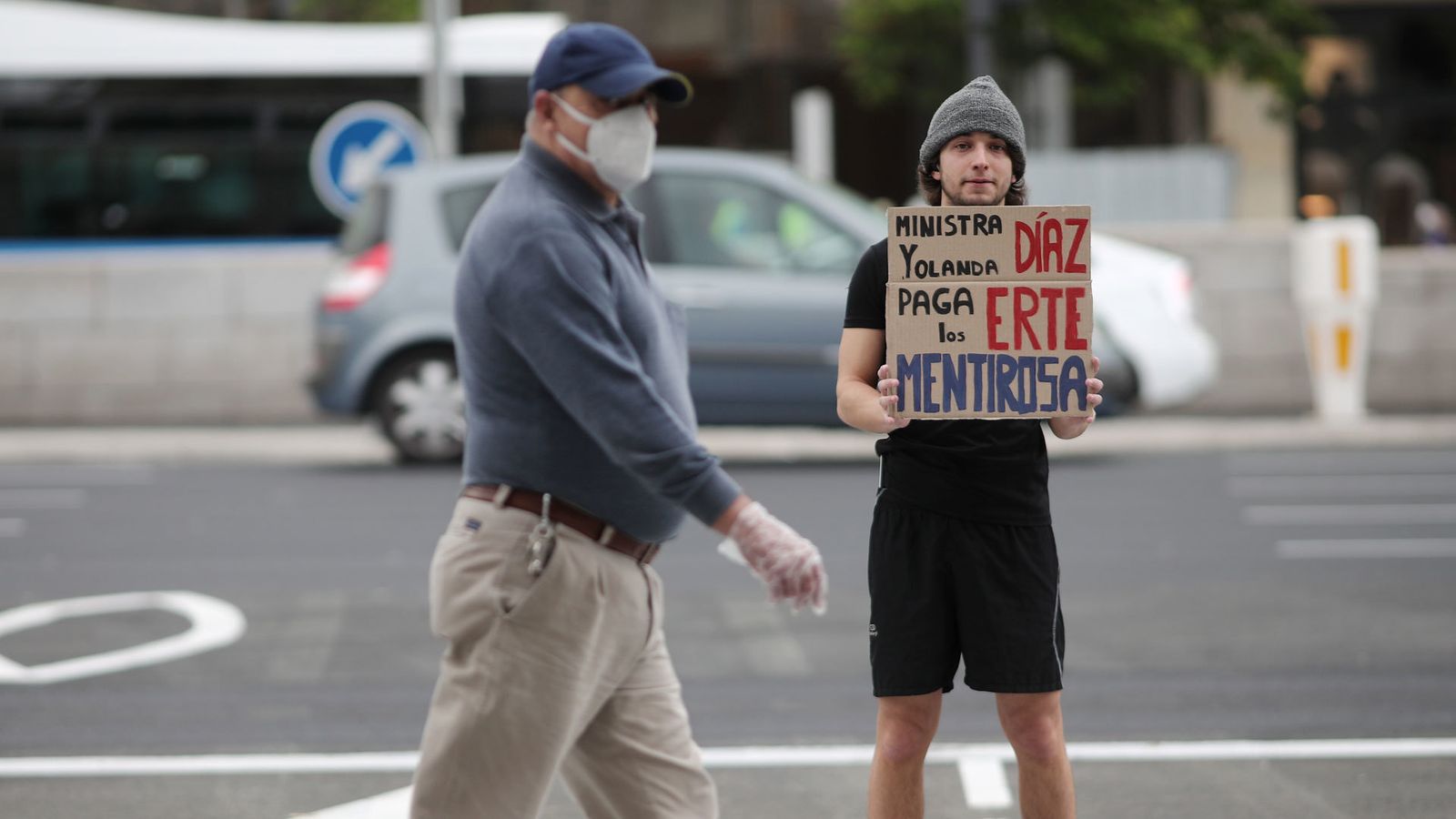 Un hombre protesta en la calle por el retraso en el pago de los ERTE por parte del Gobierno central