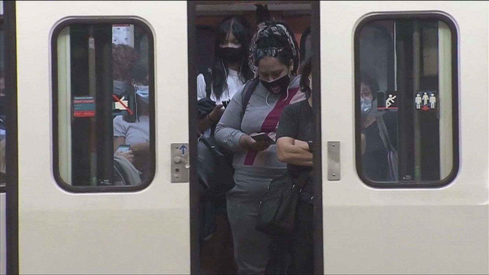 Ir en silencio en los transportes públicos evita contagios por el coronavirus, según el CSIC