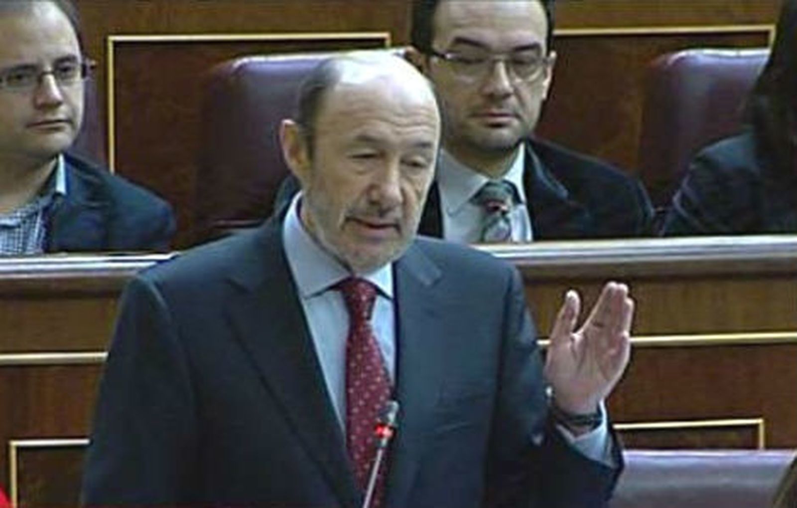 Rajoy y Rubalcaba se reprochan mutuamente destruir el Estado de bienestar