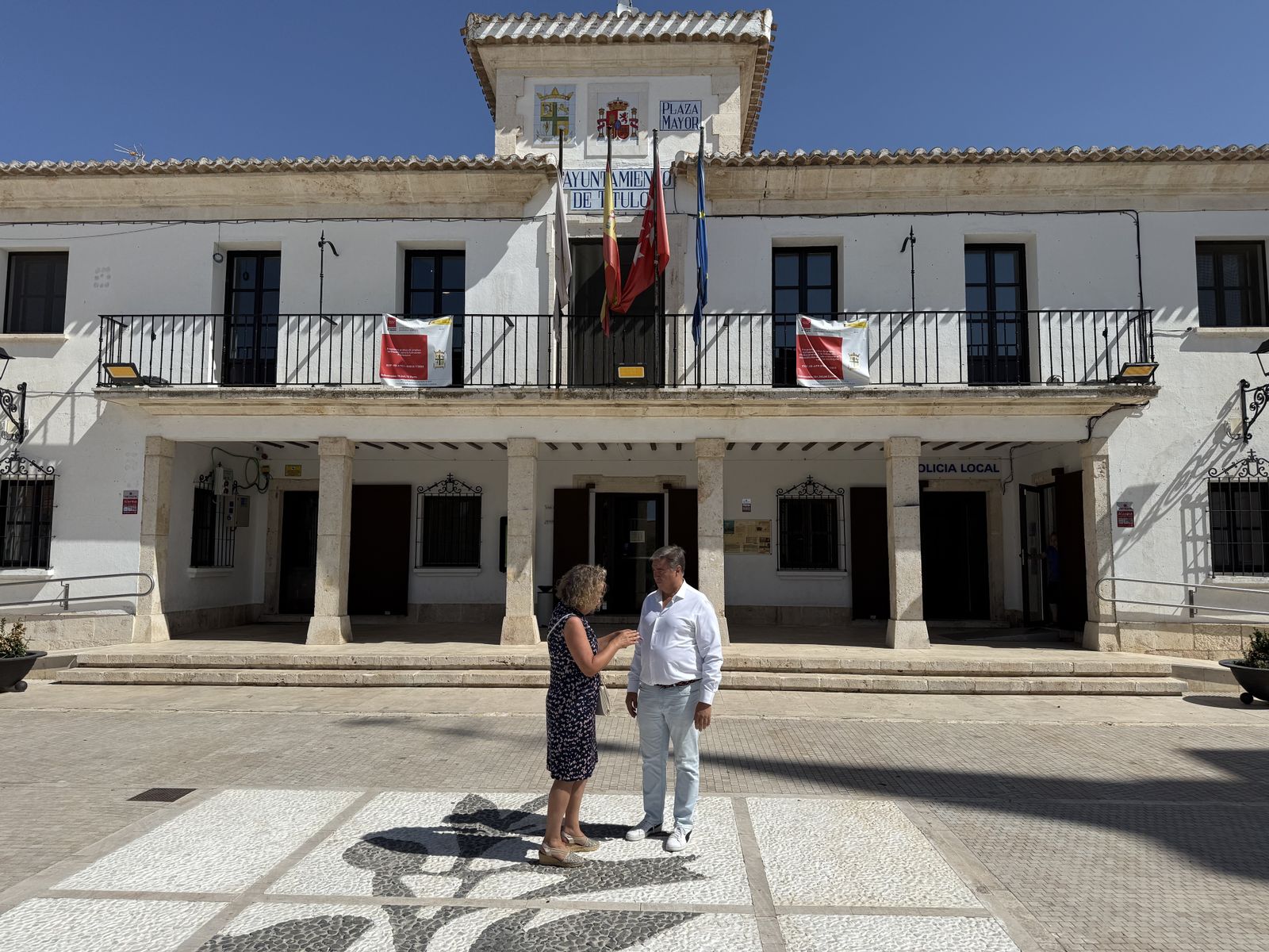 La alcaldesa y el viceconsejero de Presidencia frente al Ayuntamiento de Titulcia