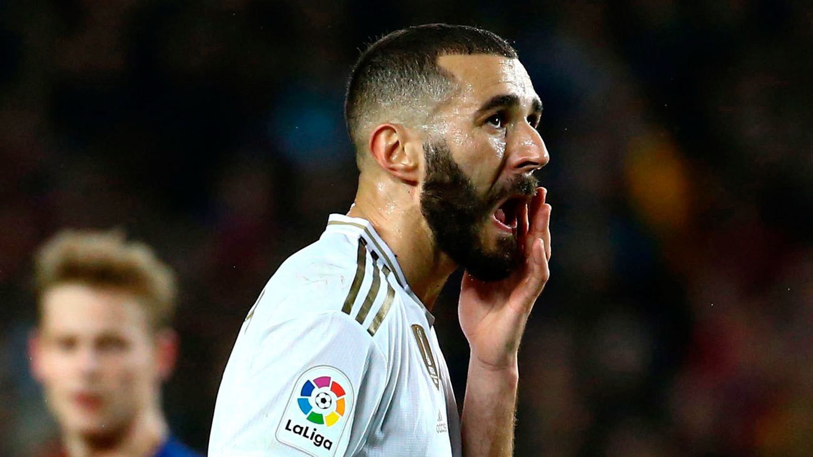 El delantero francés del Real Madrid Karim Benzema en un momento del partido ante el Barcelona