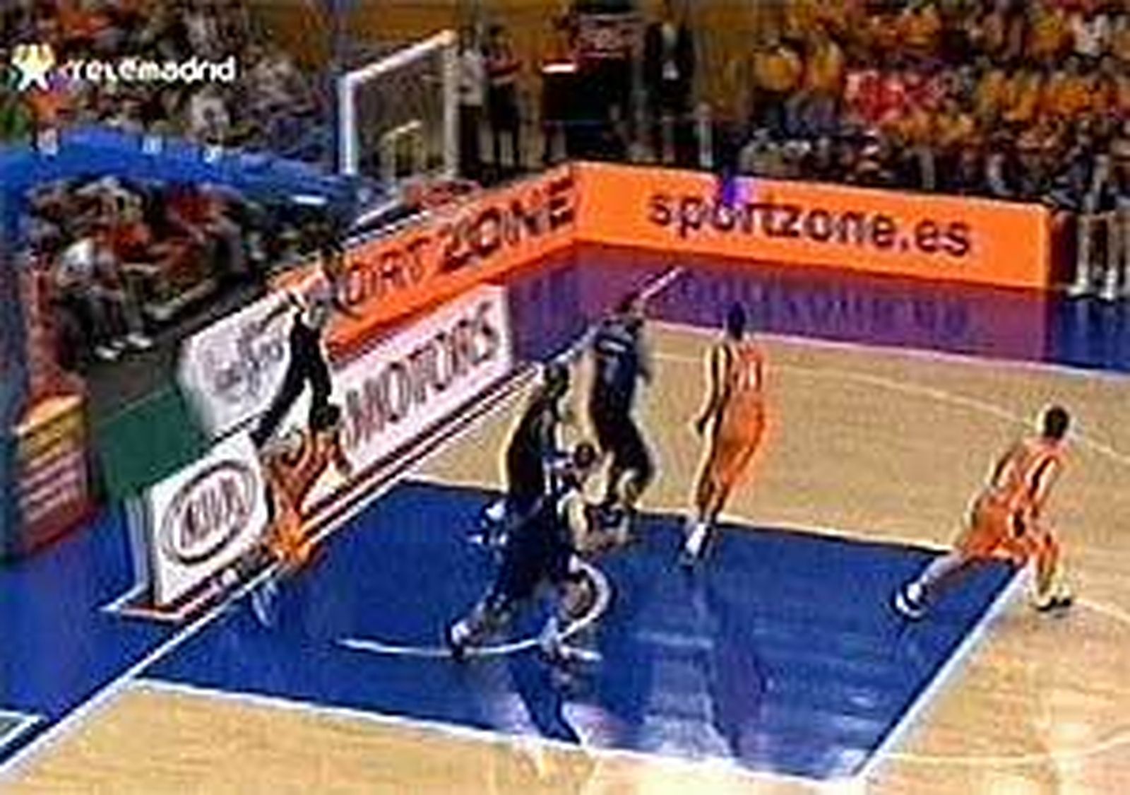 El Fuenlabrada logra su primera victoria 88-80 a costa del Estudiantes