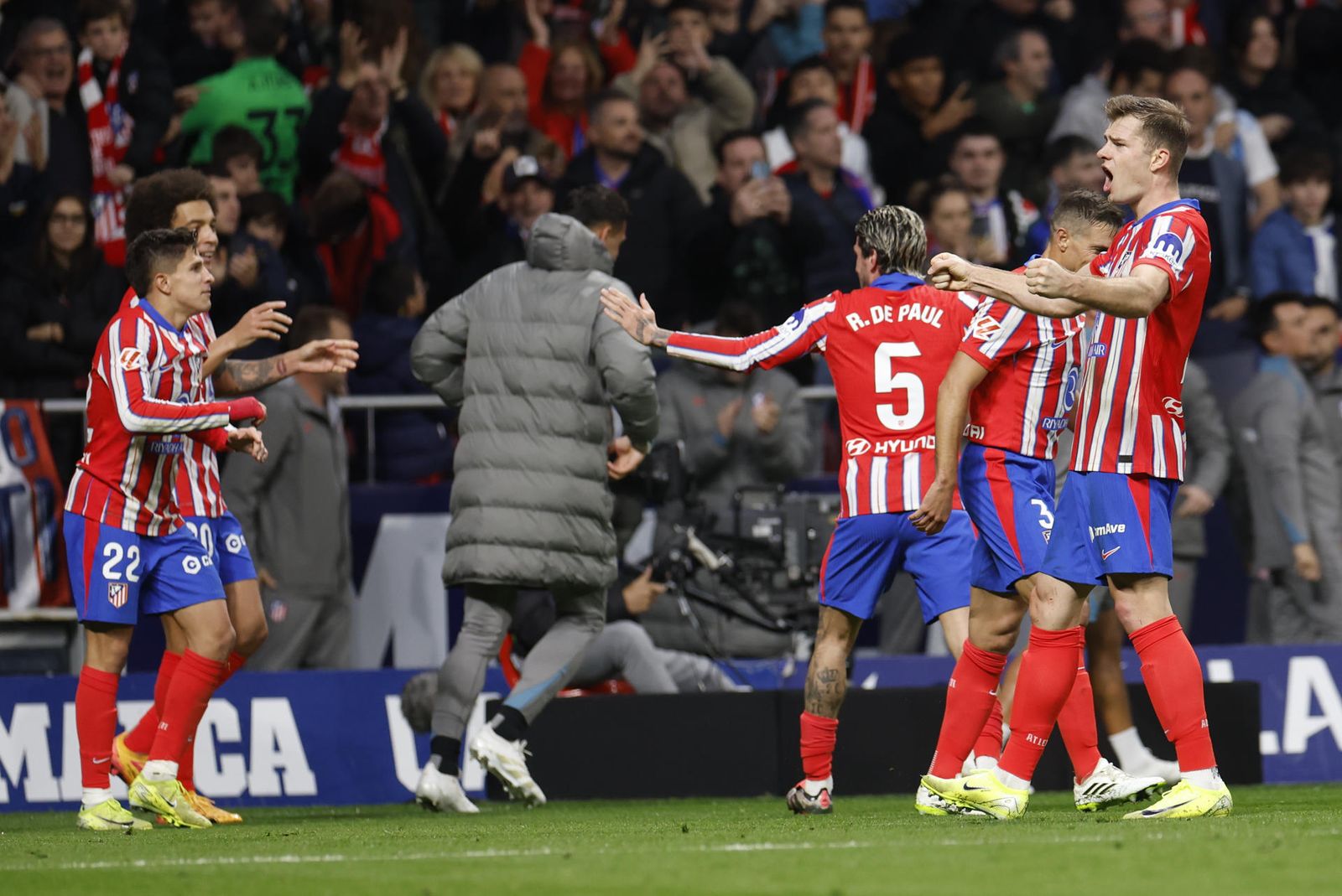 Sorloth festeja su gol al Alavés