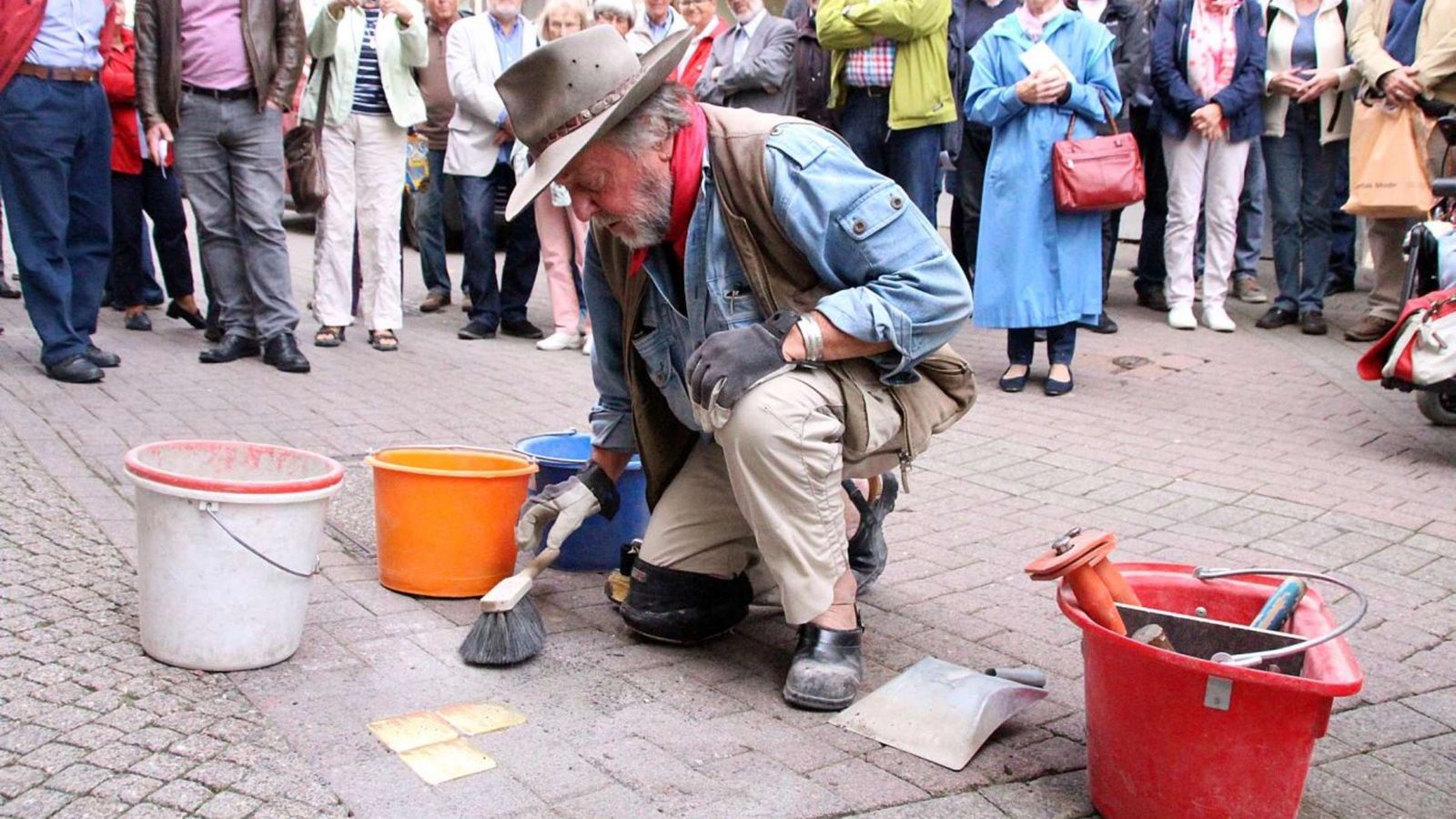 El artista Günther Deming durante la colocación de los ladrillos en un acto anterior