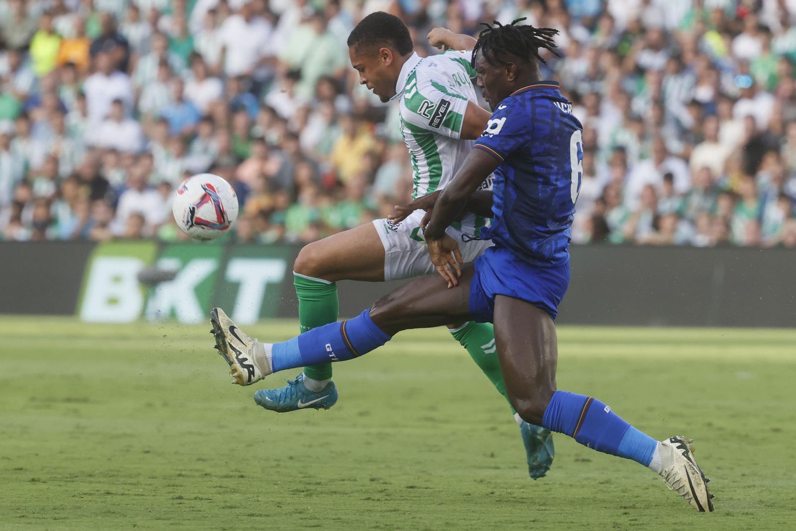 Christantus Uche ante el Betis