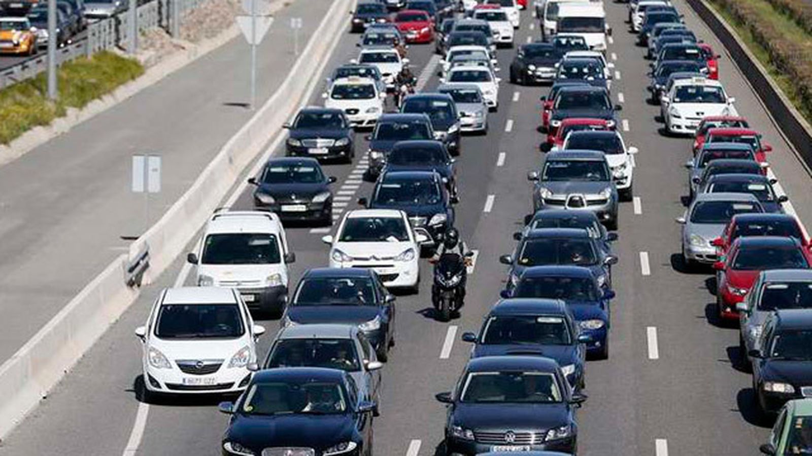 Arranca el mayor movimiento de coches del año con un muerto en primeras horas
