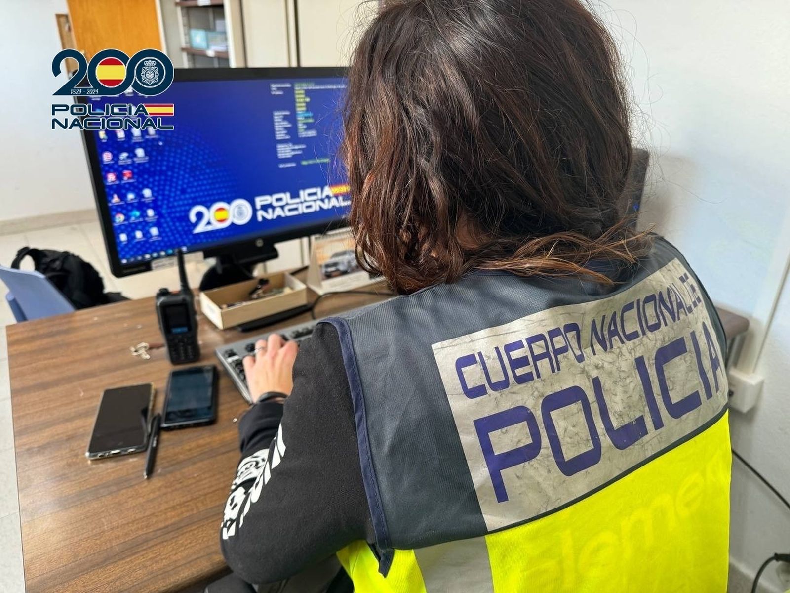 Un agente de la Policía Nacional frente a un ordenador