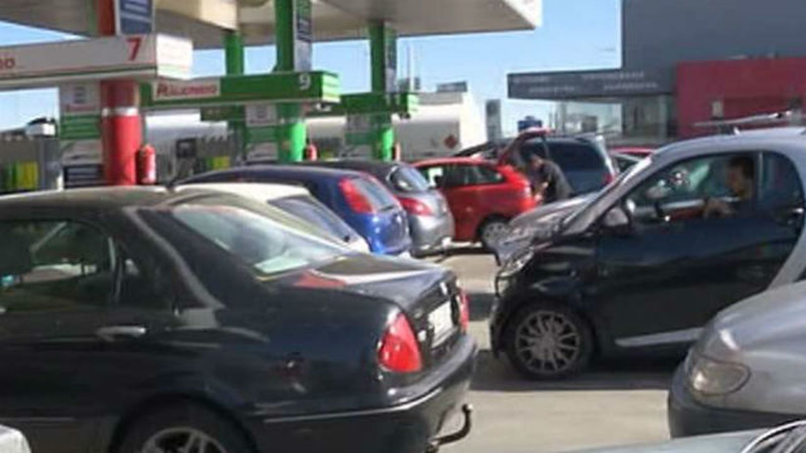 La gasolina baja un 4 % en el último mes y el gasóleo, un 3 %
