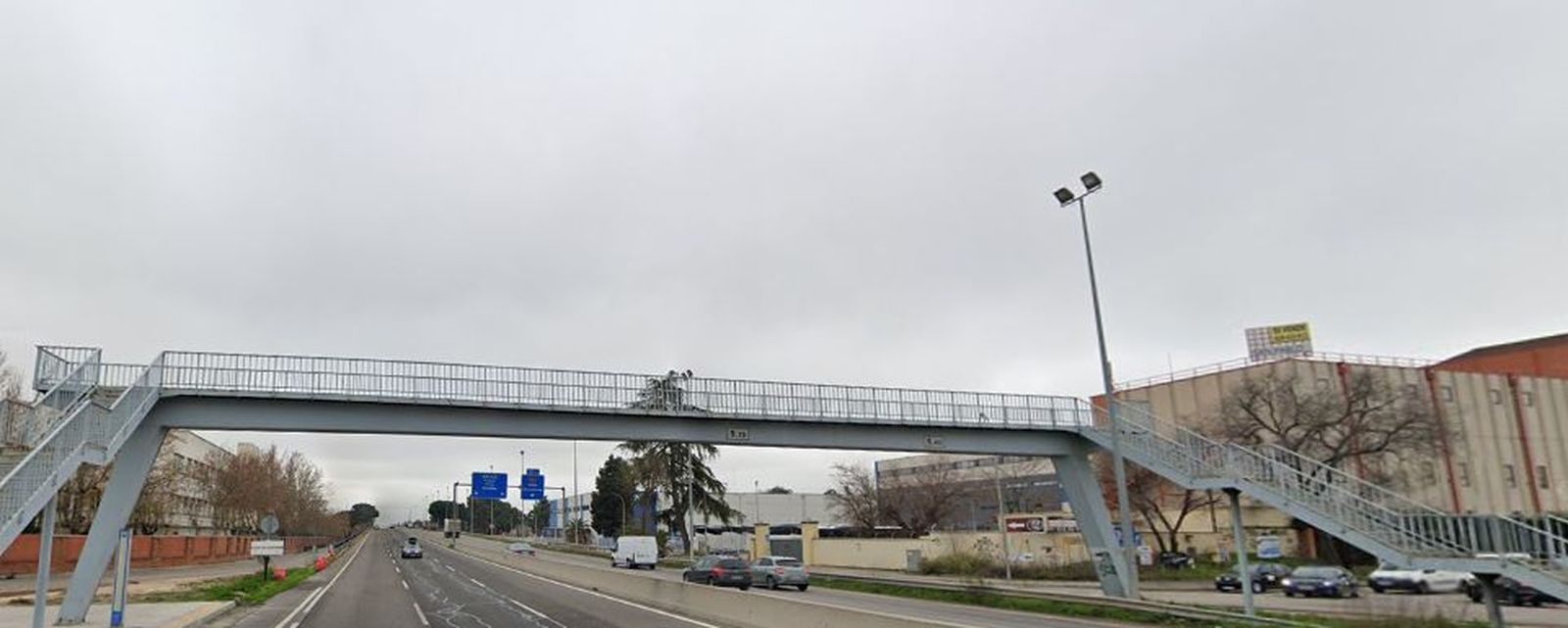 Pasarela peatonal sobre la Avenida de Andalucía