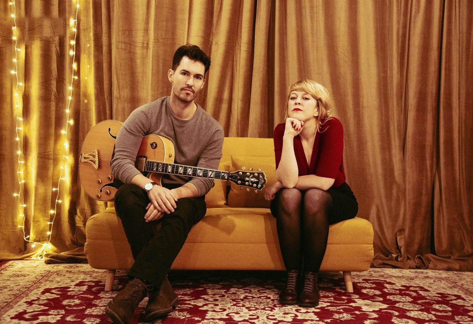Los músicos Sean Clapis y Tara Lowe.