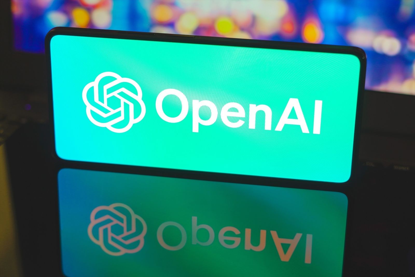 Logo de OpenAI en un móvil