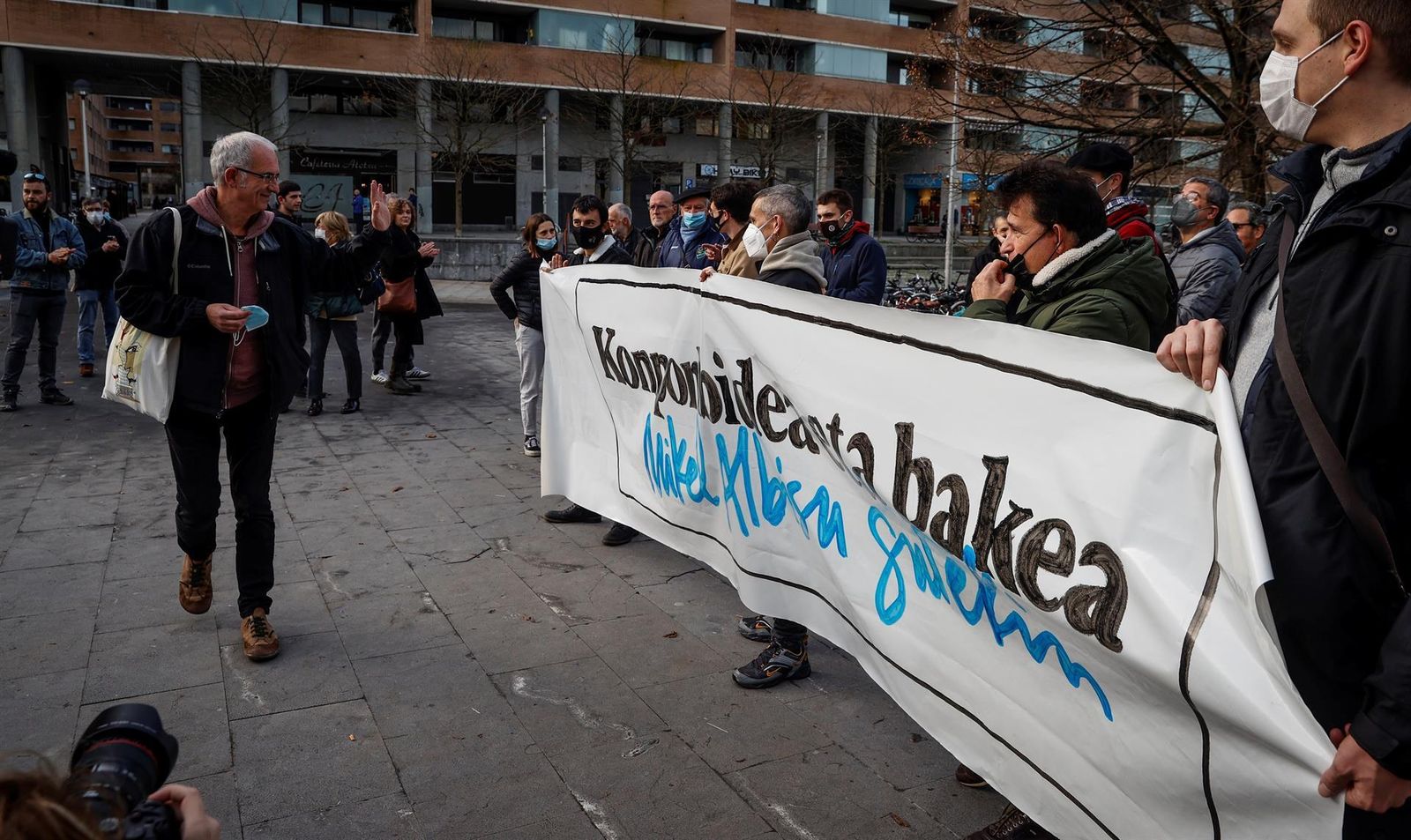 El exdirigente de ETA Mikel Albisu "Antza" saluda a militantes de Sortu concentrados este martes frente al Palacio de Justicia de San Sebasián