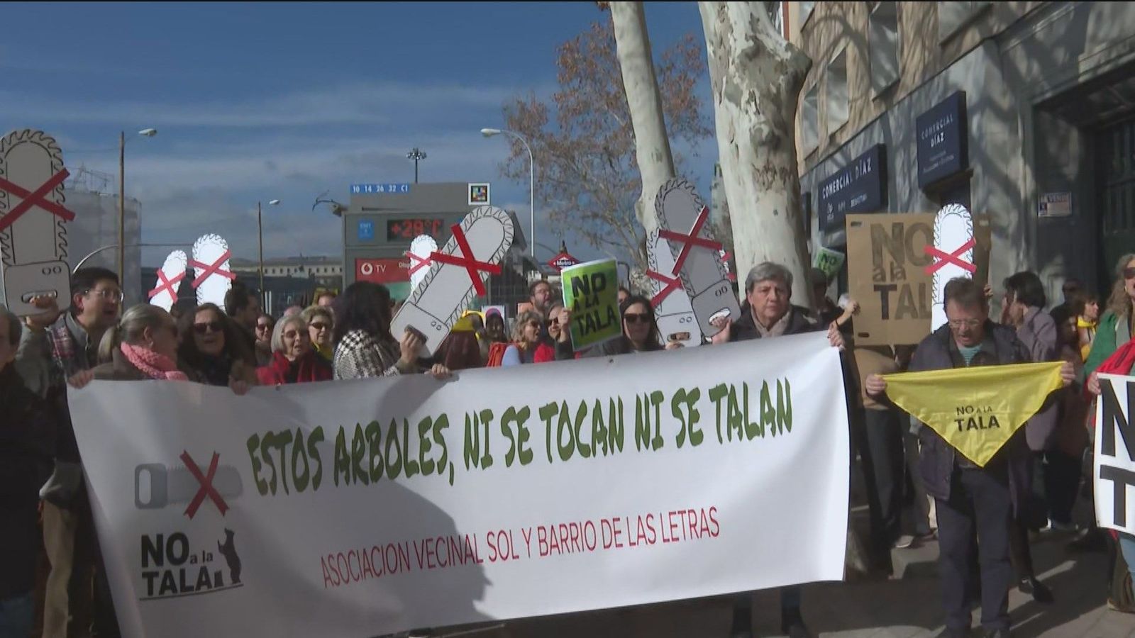 Vecinos de Retiro salen a la calle contra la tala de árboles en el Paisaje de la Luz