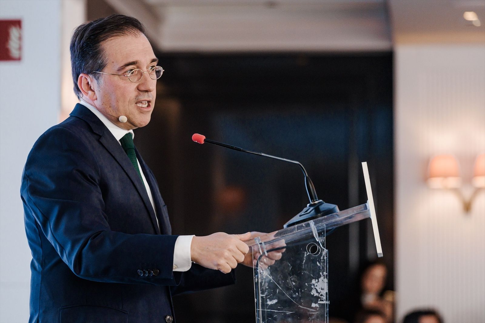 Albares destituye al embajador de Corea del Sur por reunirse con Ayuso