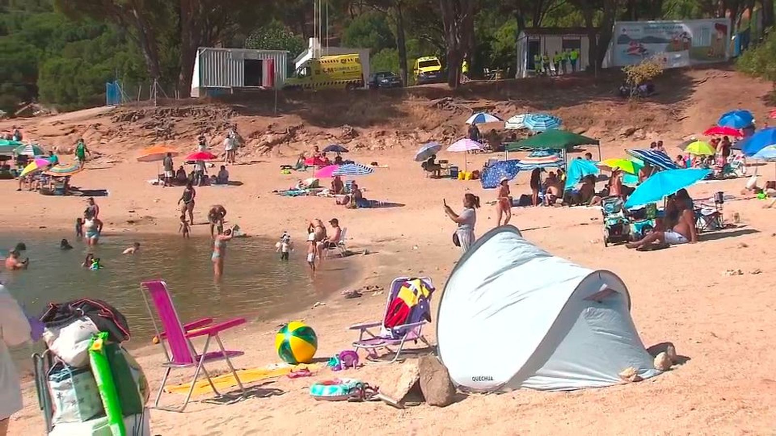 Atascos para acceder al Pantano de San Juan en plena ola de calor