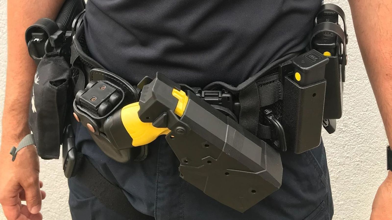 Agente con pistola táser