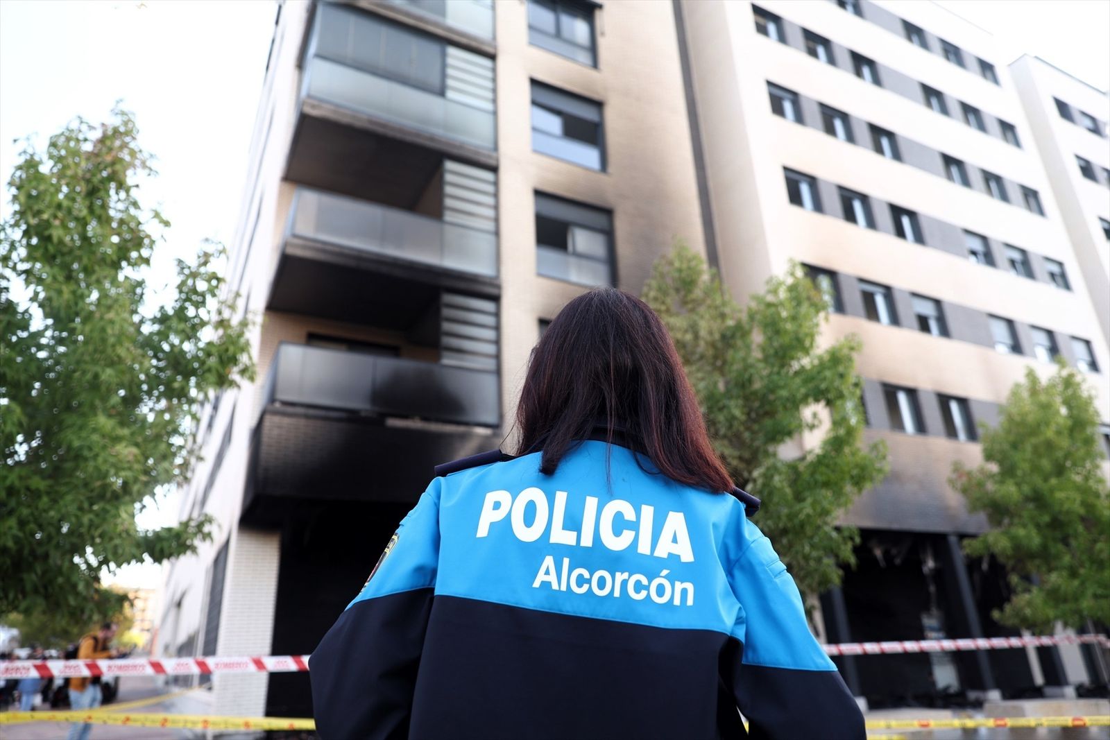 Agente observa el edificio quemado a causa de la explosión en Alcorcón