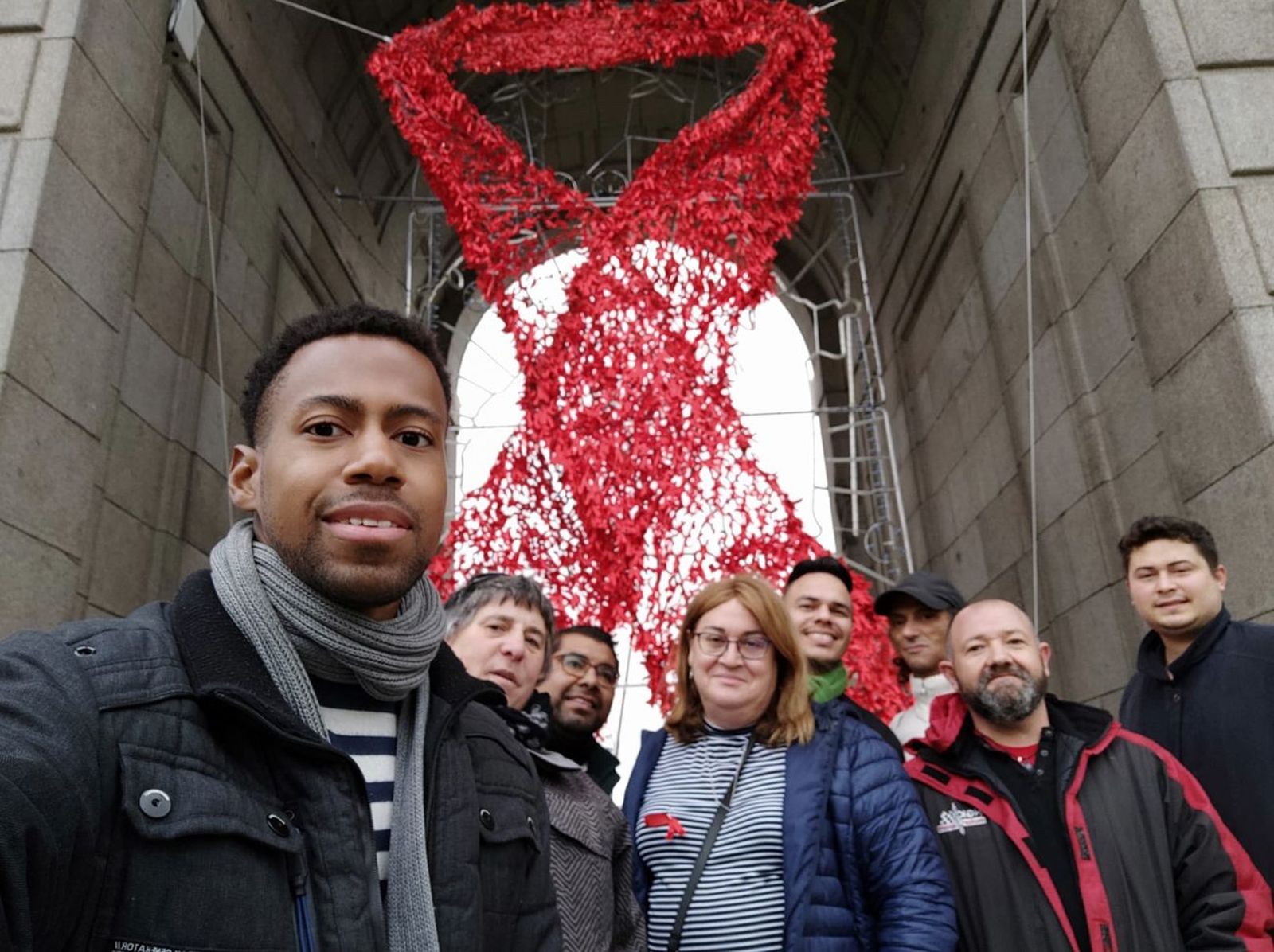 Despliegan el lazo rojo en la Puerta de Alcalá por el Día Mundial de la Lucha contra el Sida