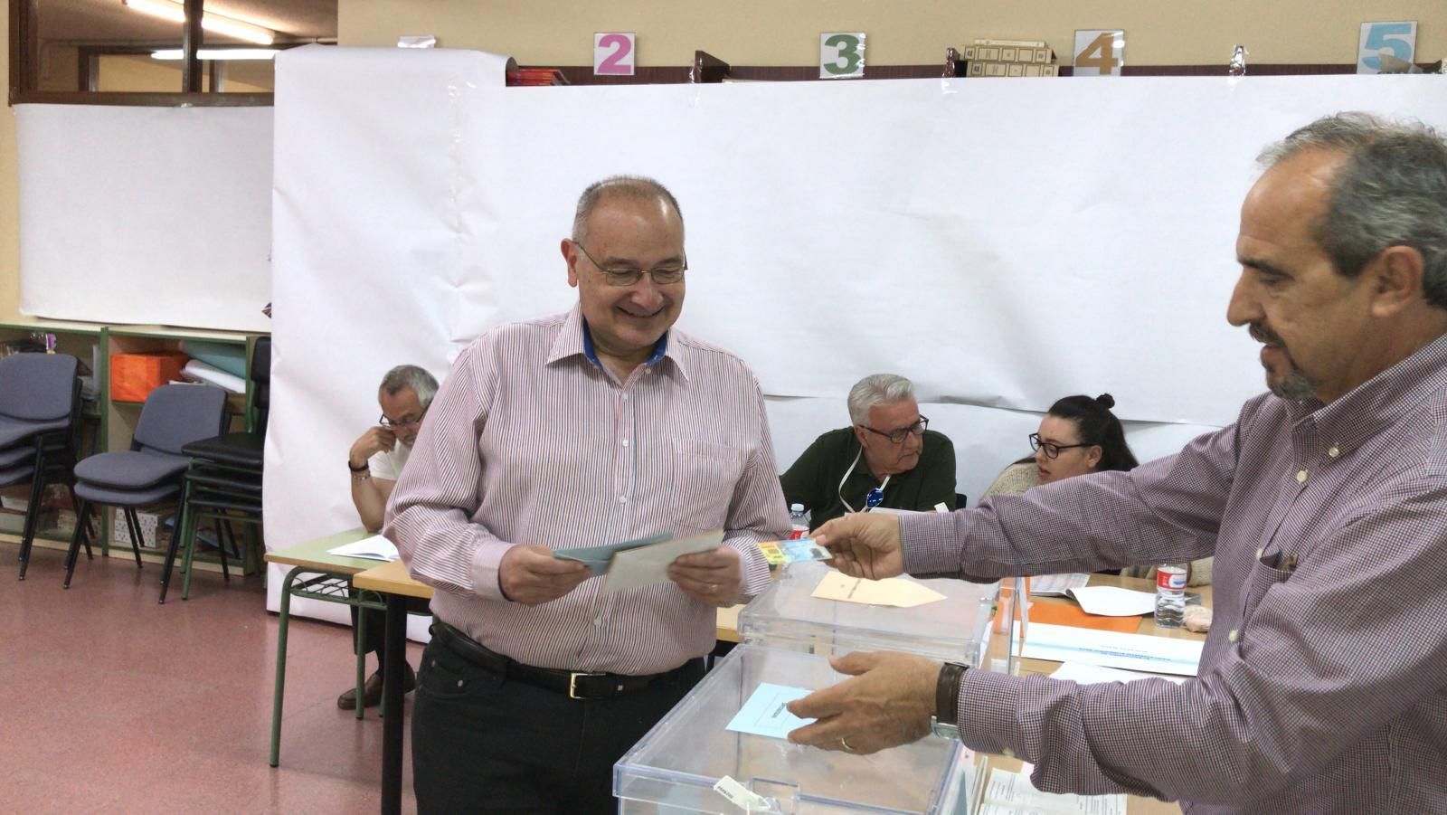 Luis Martínez Hervás, cuando votó el pasado 26-M