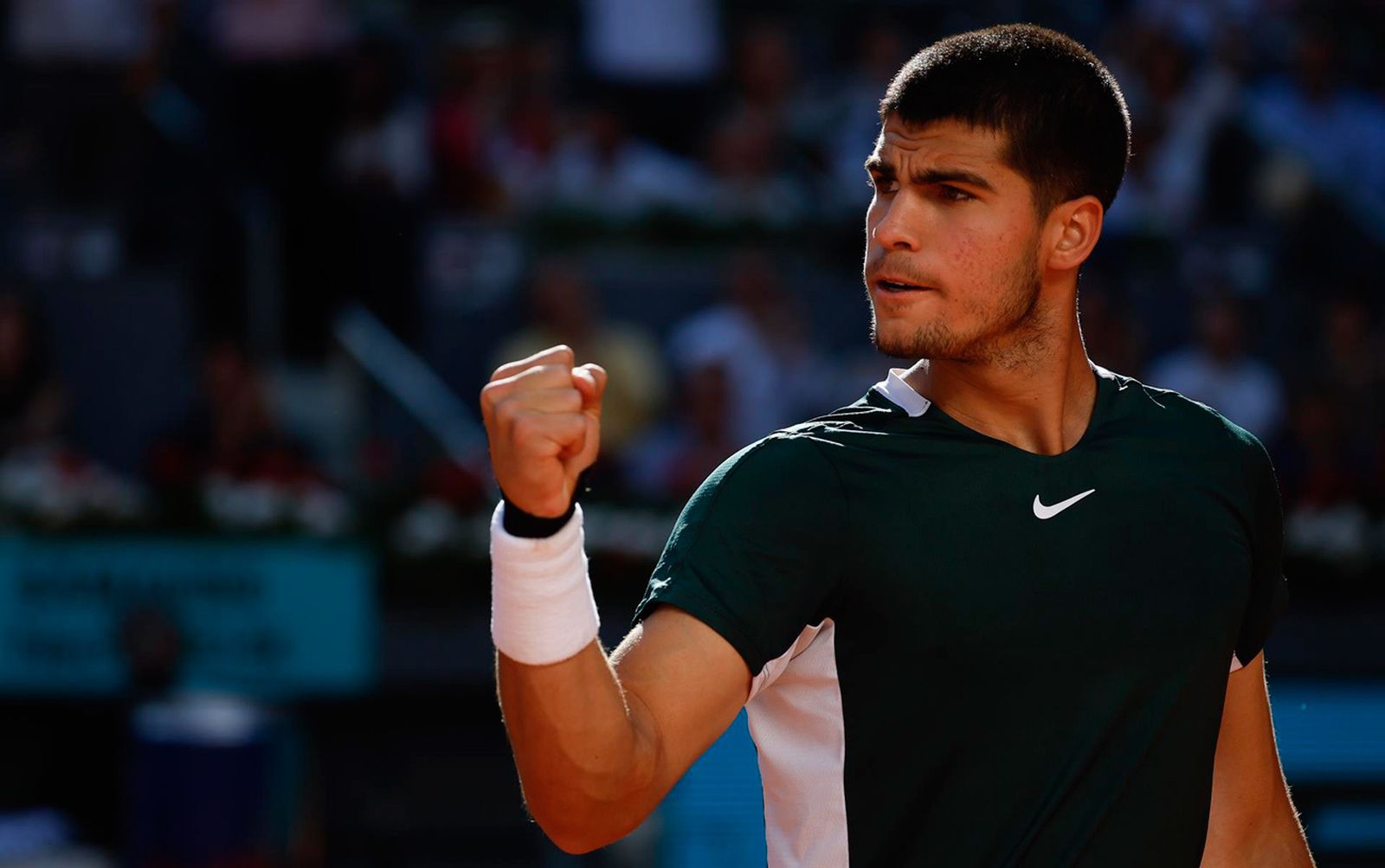 El tenista español Carlos Alcaraz celebra su set frente al tenista serbio Novak Djokovic, durante el partido de semifinal del Mutua Madrid Open