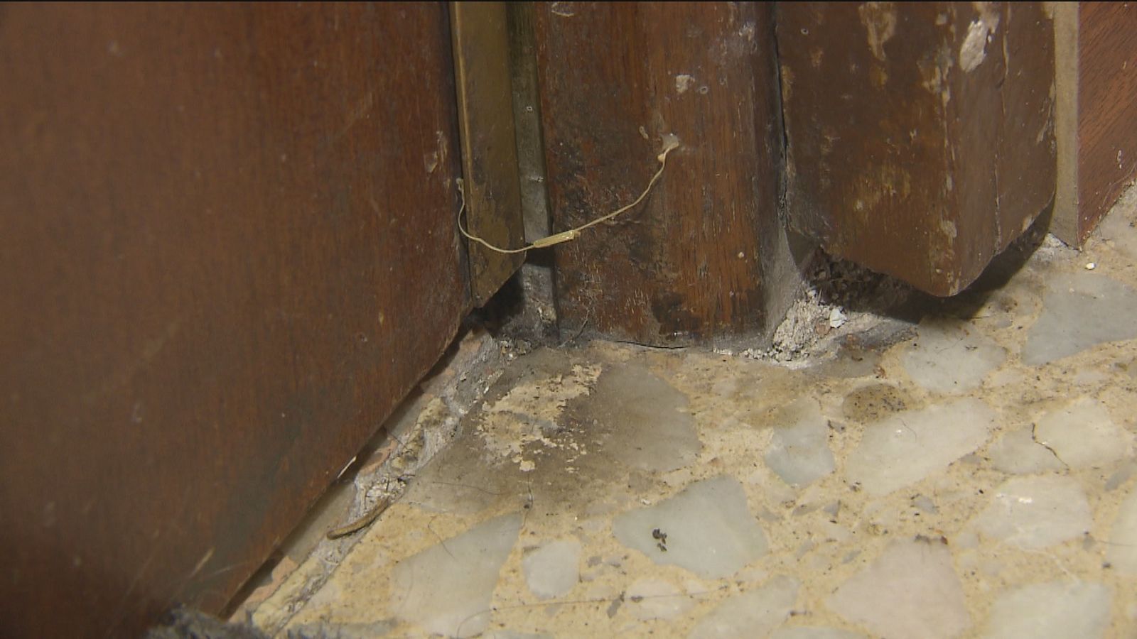 Cuidado si encuentras un hilo de pegamento en la puerta: es una señal de los ladrones