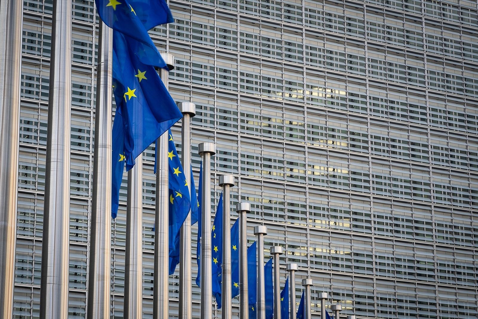 Banderas frente a la sede de la Comisión Europea en Bruselas
