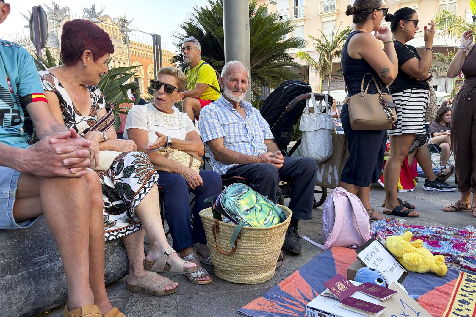 Centenares de personas piden soluciones para Ceuta ante la Delegación del Gobierno