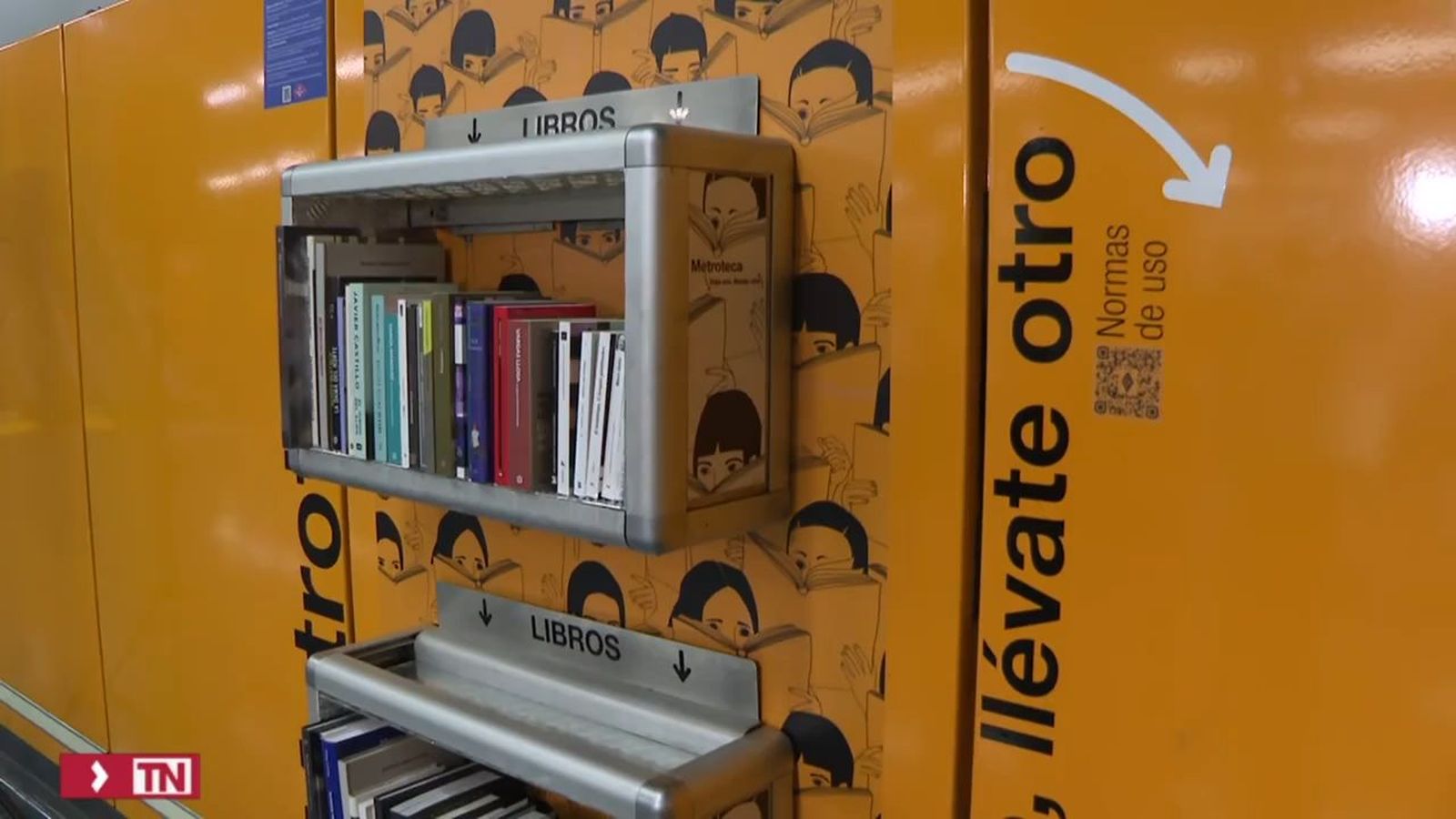 Papeleras del metro convertidas en librerías