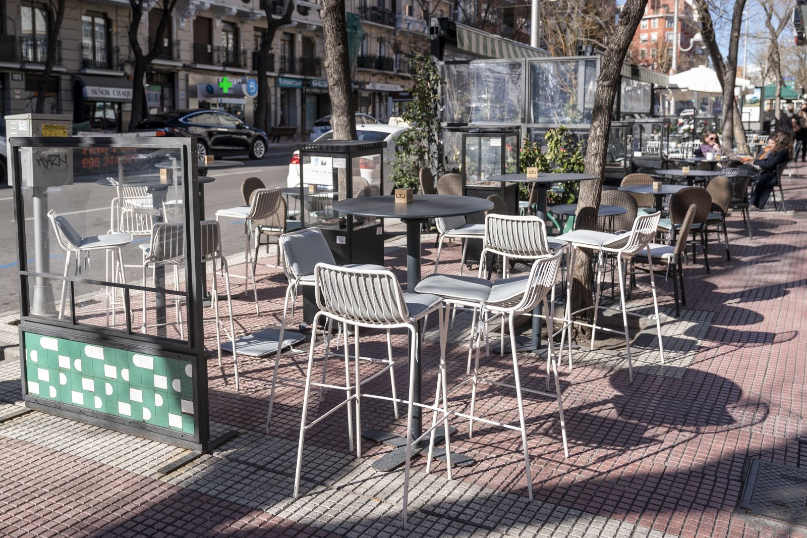 Una terraza en la calle de Ponzano