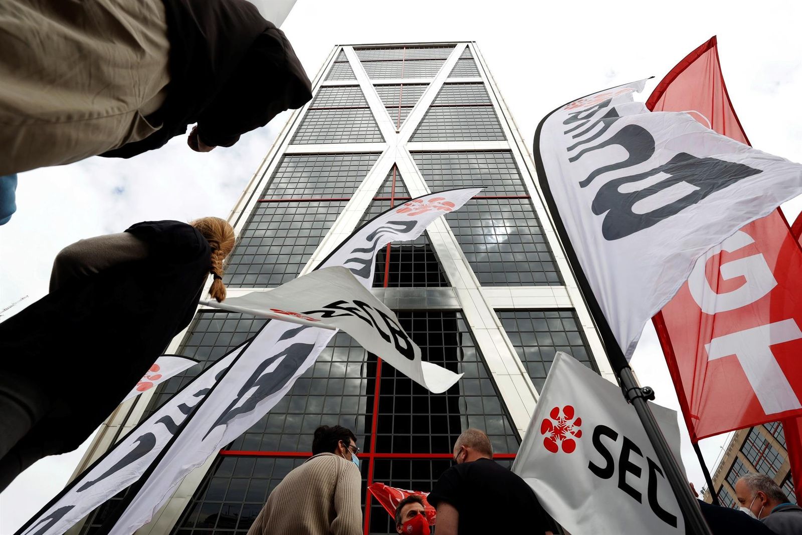 Trabajadores de Caixabank se manifiestan en las Torres Kio en Madrid durante su jornada de huelga contra el ERE planteado por el banco