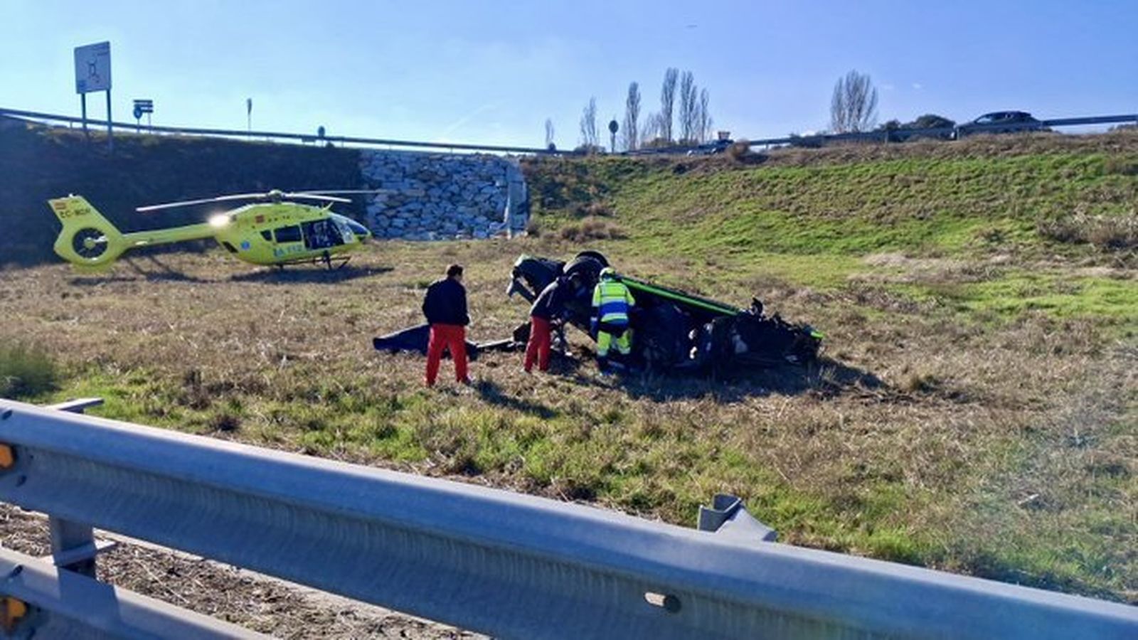 Equipos de emergencia atienden al conductor herido en un accidente en la A-1, en Colmenar Viejo