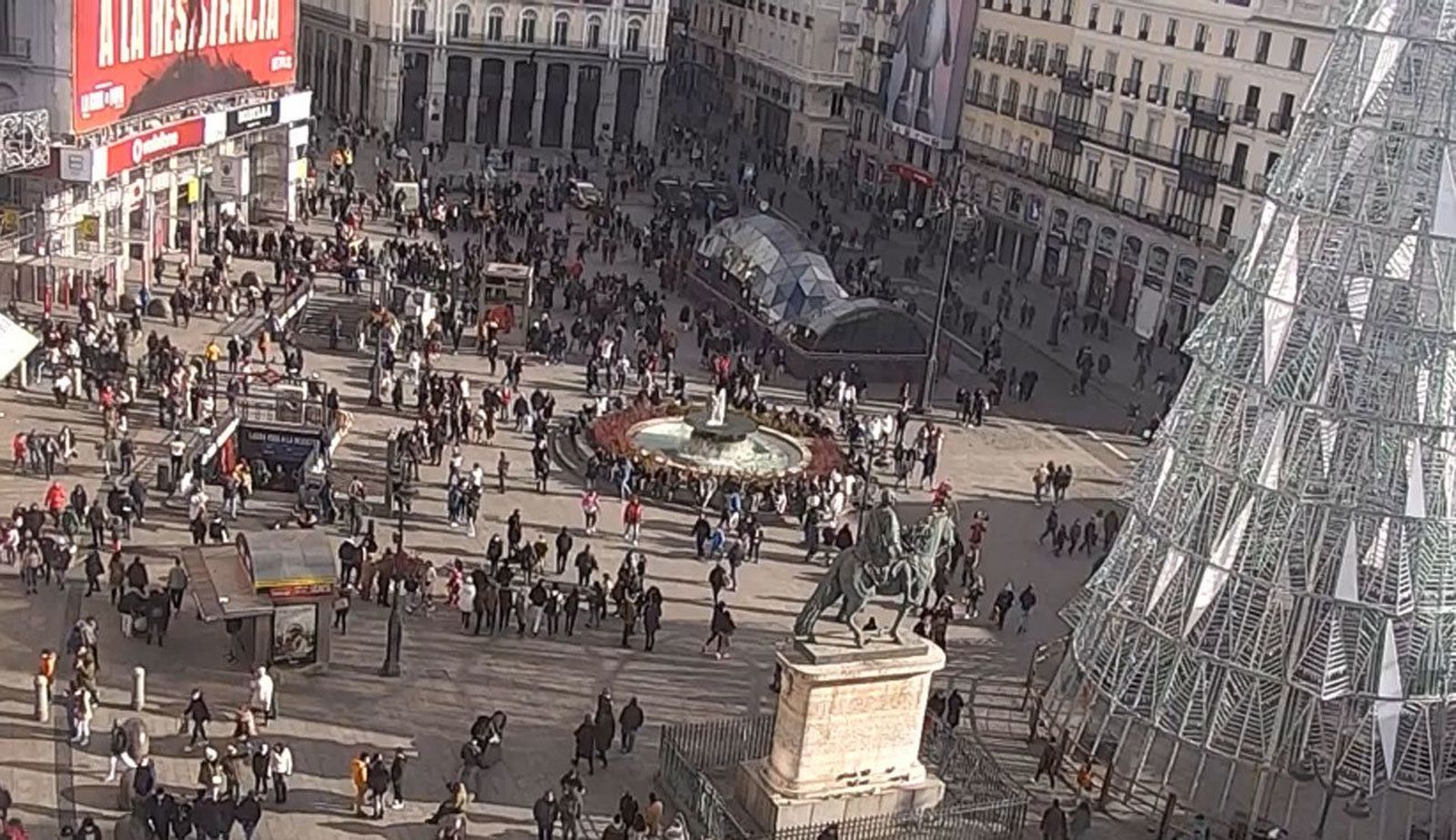 El centro de Madrid vuelve a llenarse de miles de madrileños y turistas este domingo de Puente