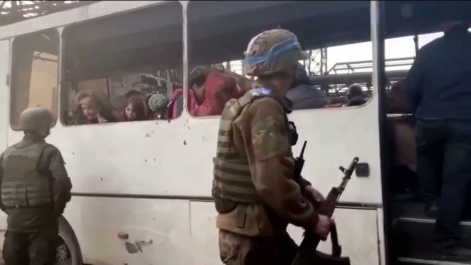 Zelenski lamenta que la ONU evacúe civiles pero no militares ni heridos