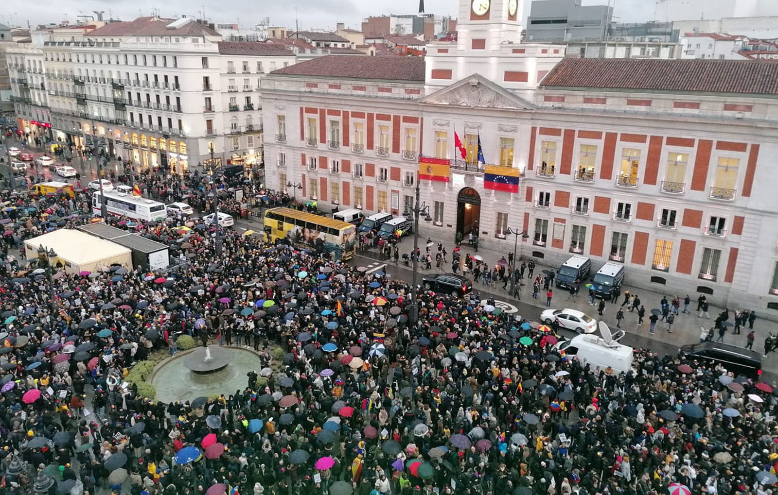 Miles de venezolanos reciben a Juan Guaidó en Sol al grito de "libertad"