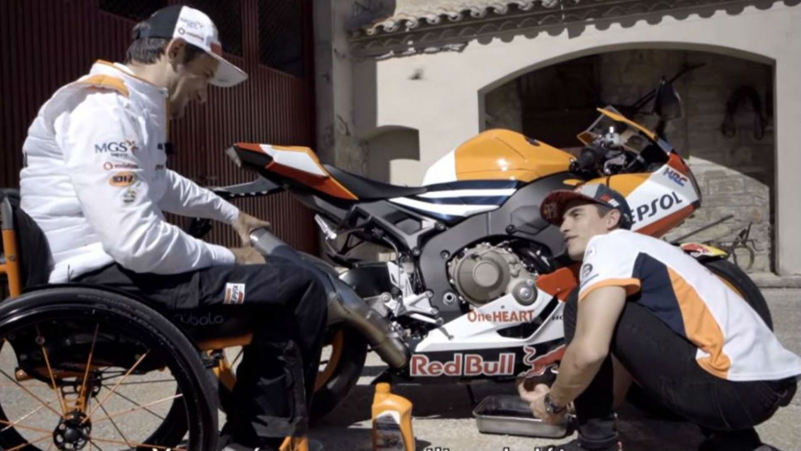 Marc Márquez e Isidre Esteve, mecánicos por un día