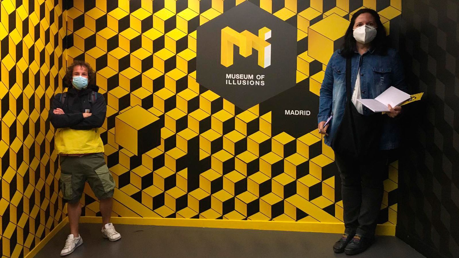 El museo de las ilusiones en Madrid | La sala donde uno se hace un gigante y otro muy diminuto. Cuestión de perspectiva