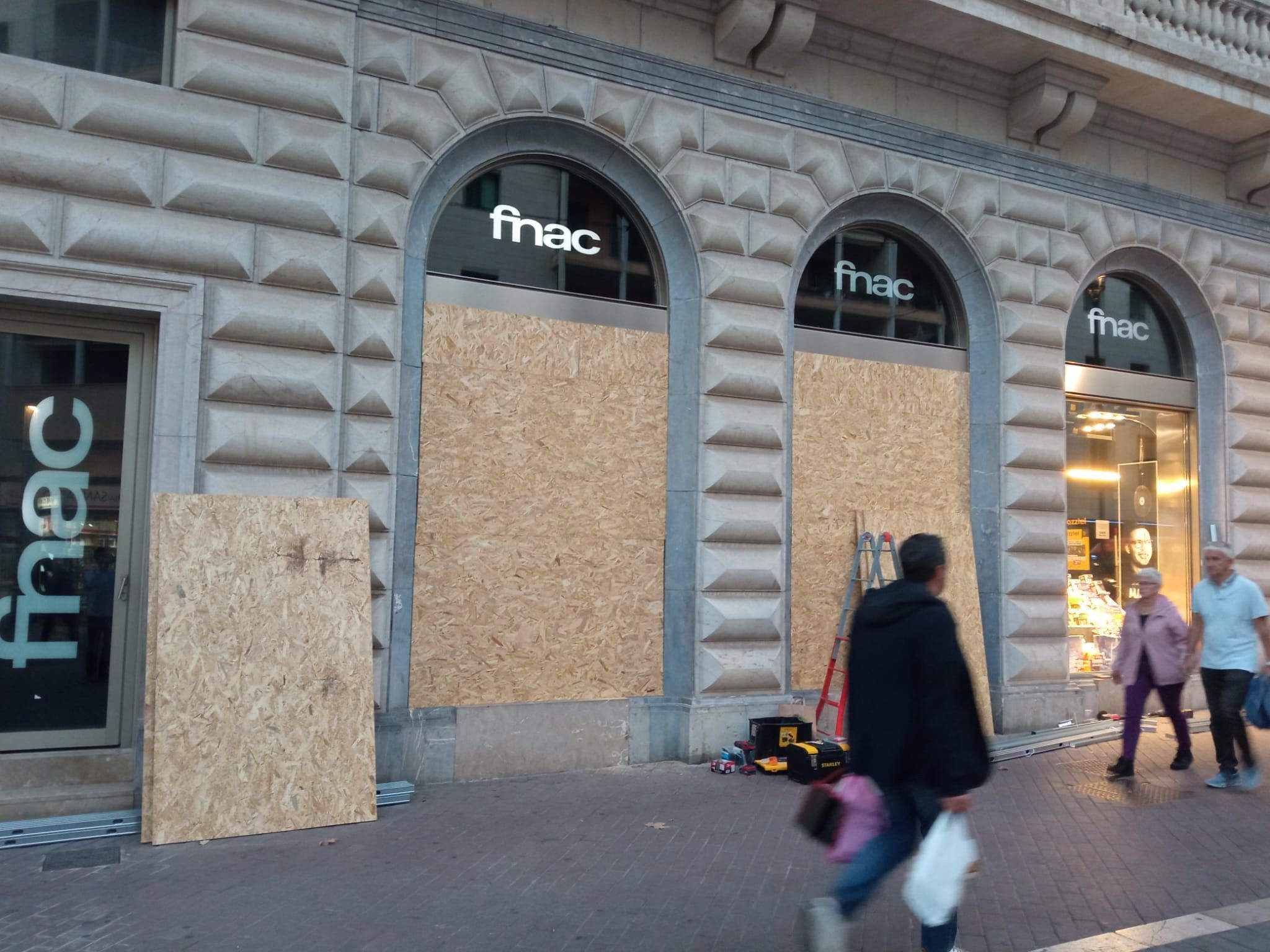 Comercios blindan escaparates y se refuerza la seguridad ante los llamamientos de 'Blocus' a sabotajes en Halloween