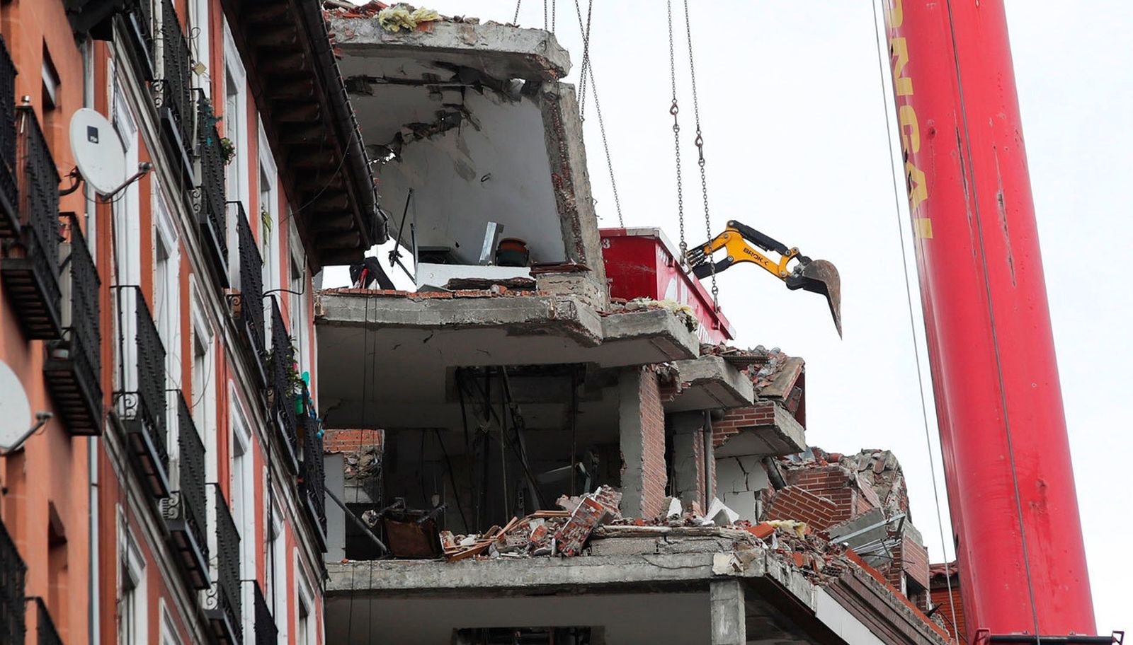 Trabajo de demolición en el edificio de la calle Toledo