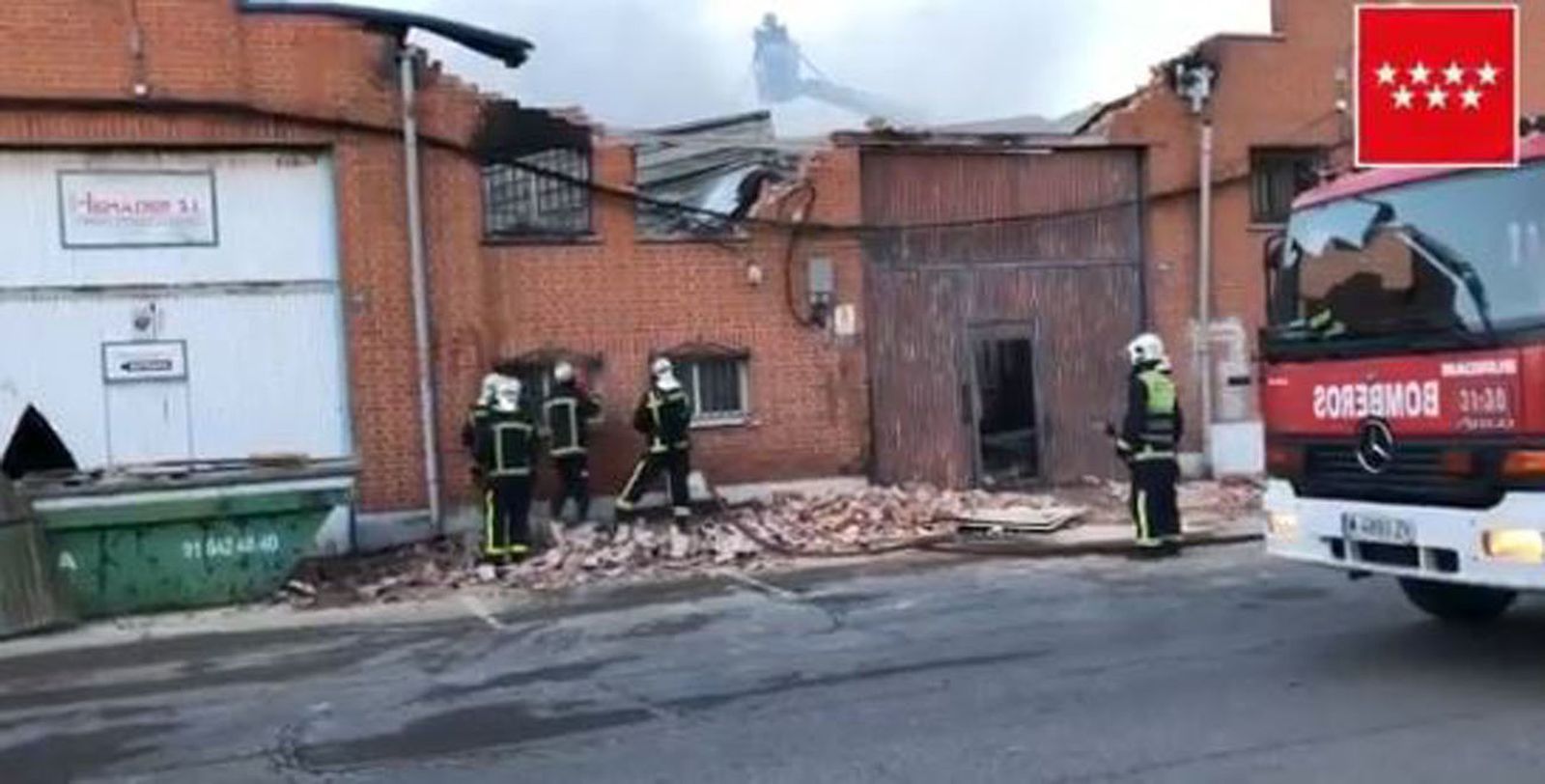 Bomberos trabajan en la extinción de incendio en nave industrial en Humanes