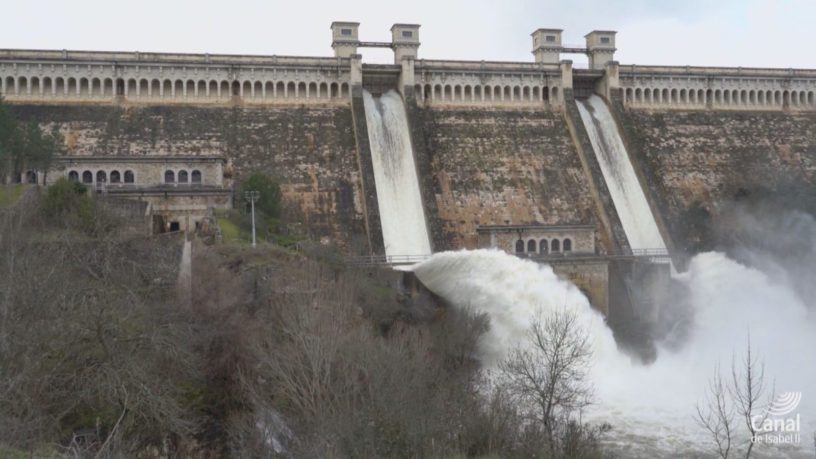 Presa desembalsando agua