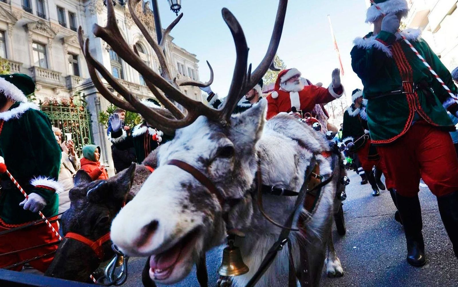 Polémica en El Escorial por el uso de renos en la visita de Papá Noel