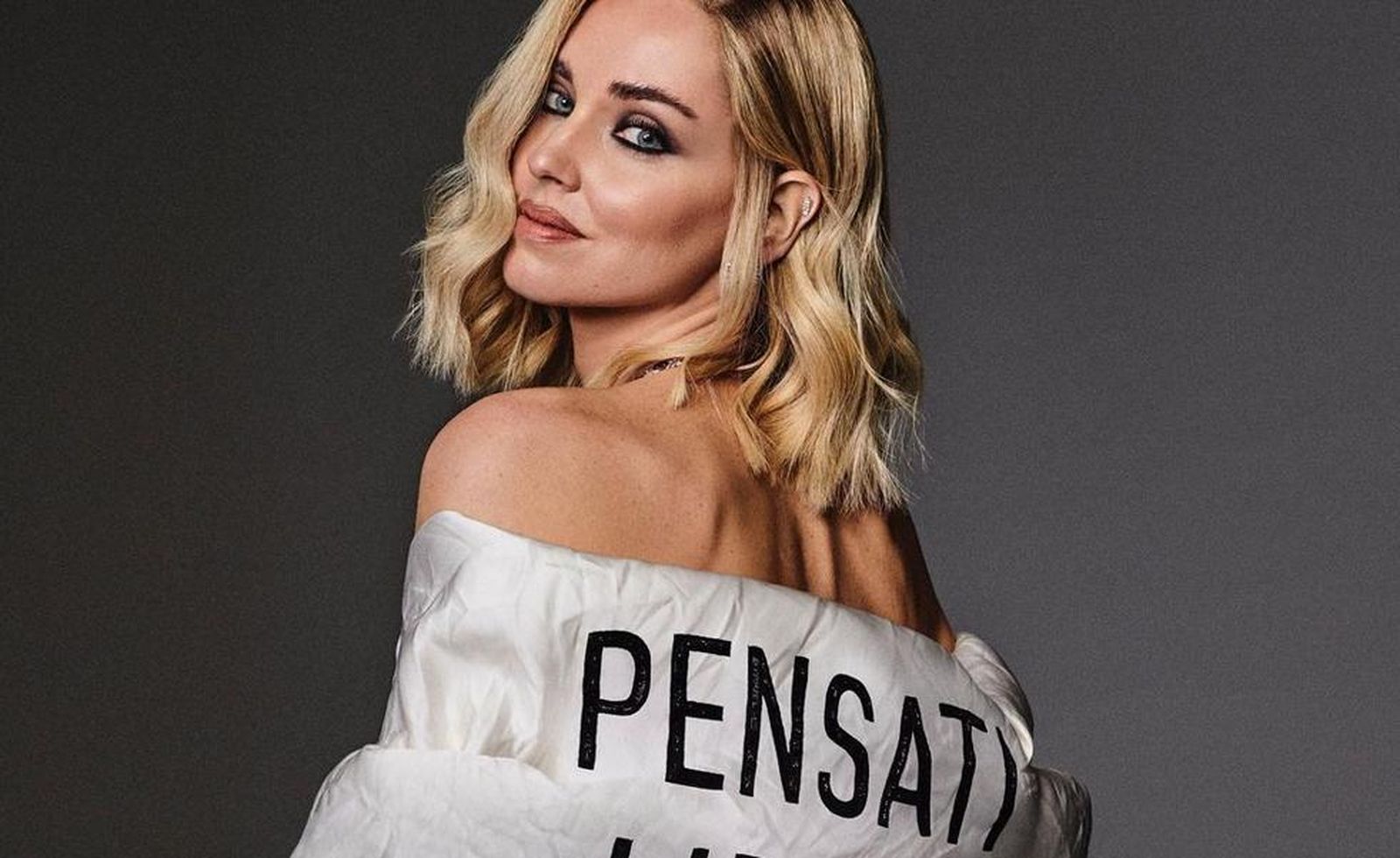 Chiara Ferragni con uno de sus looks feministas