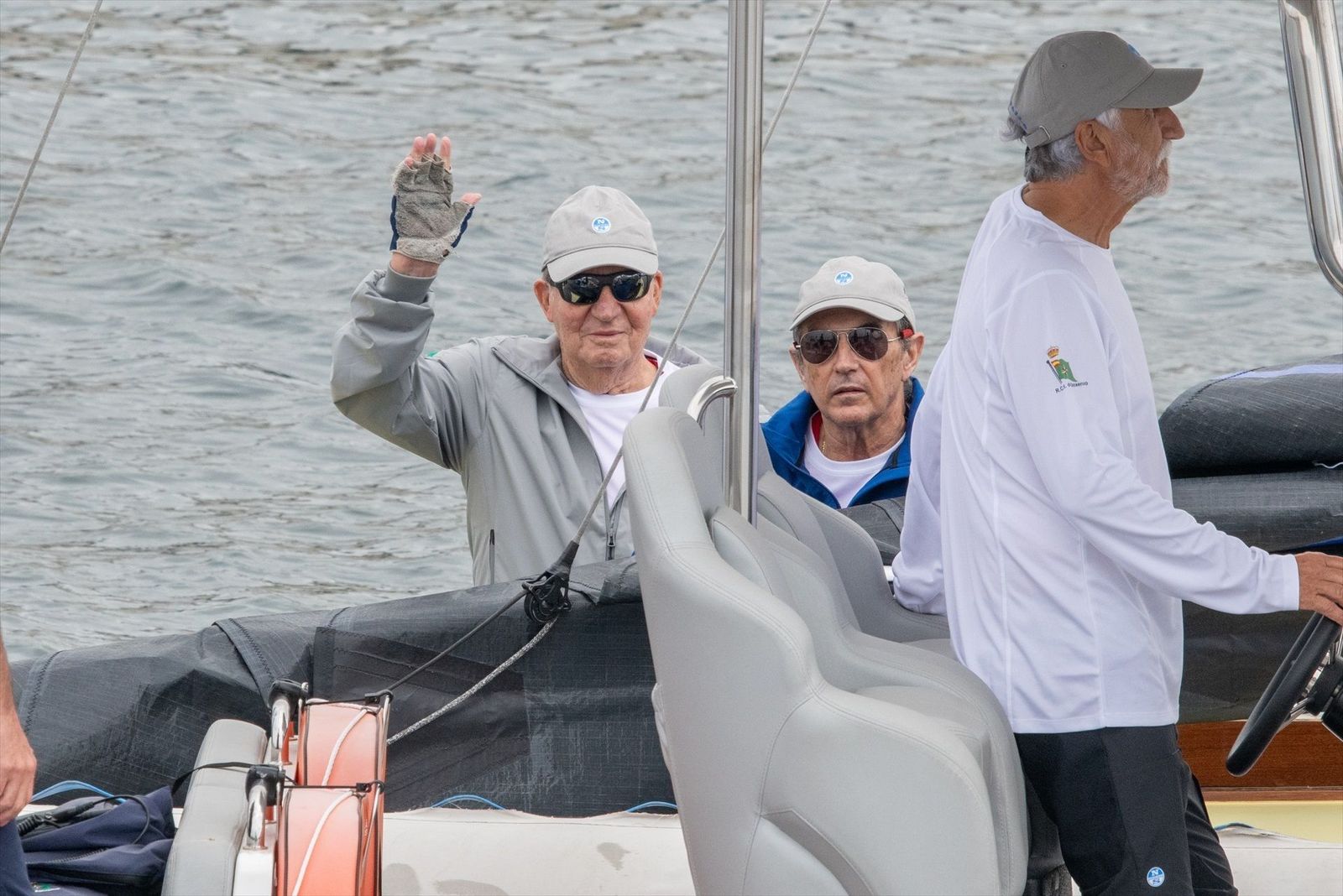 Juan Carlos I sale a navegar con el 'Bribón' entre aplausos en Sanxenxo