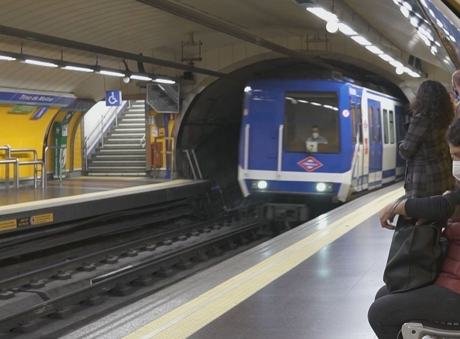 Un hombre es atropellado en Tirso de Molina tras bajar a las vías del metro a orinar