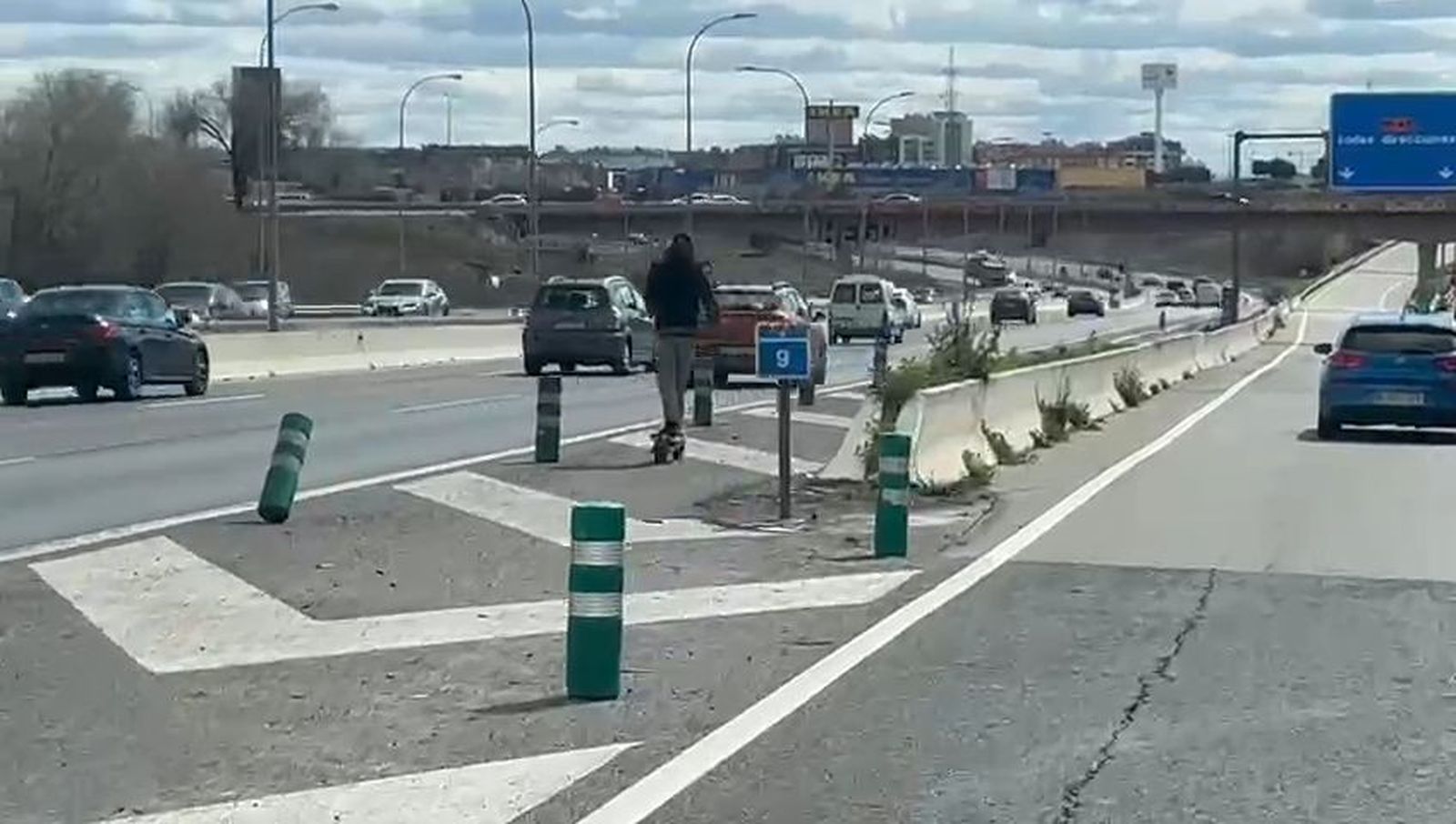 Imprudencia temeraria: en patinete eléctrico por la autovía de Valencia