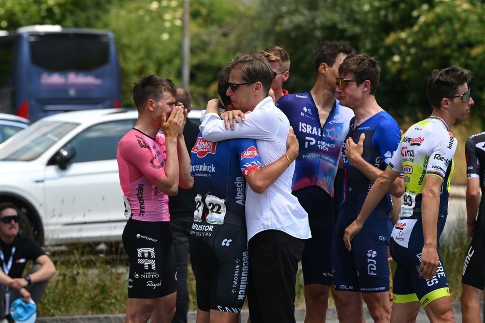 Ciclistas lloran la muerte de Gino Mader