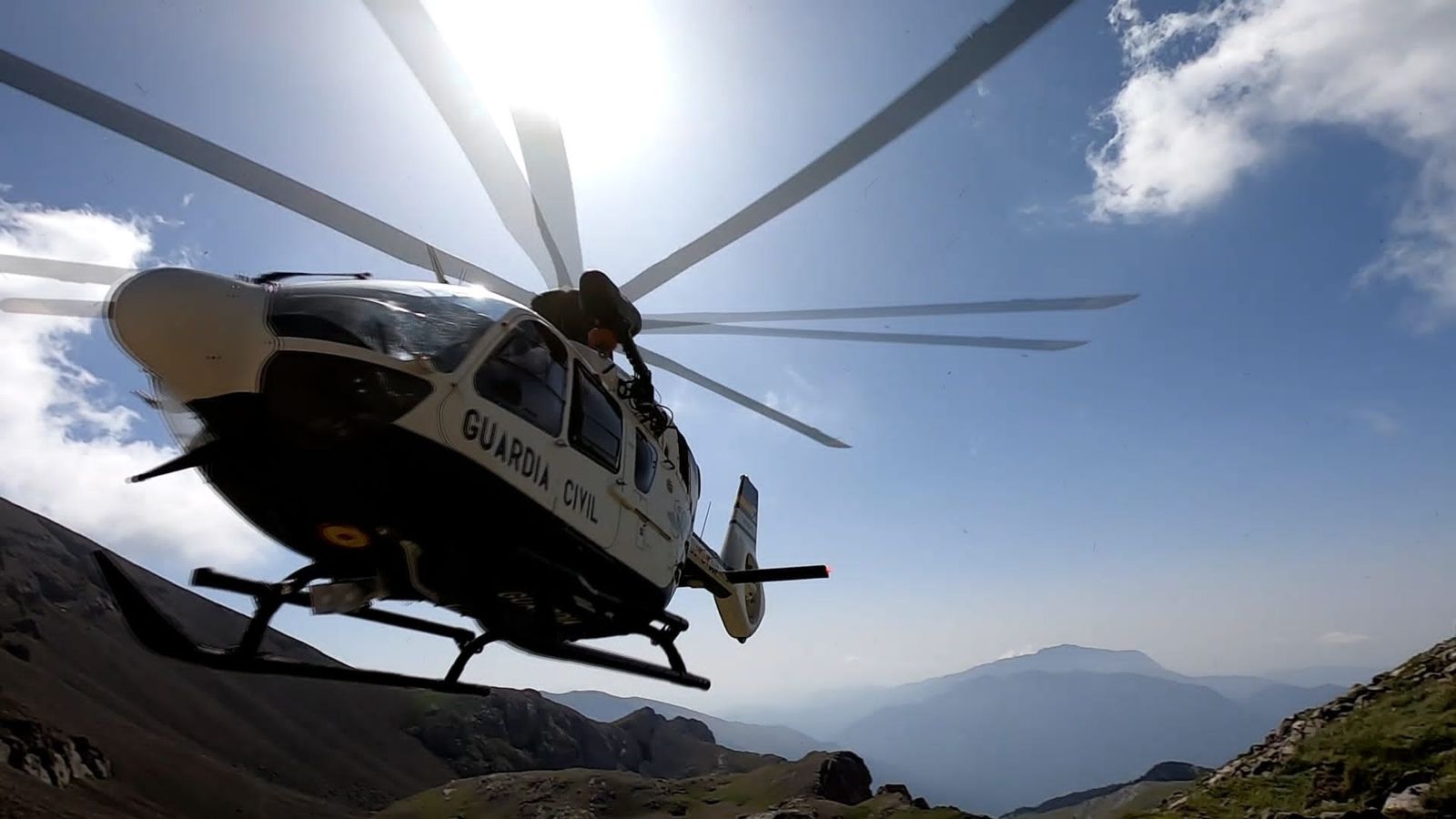 Helicóptero de la Guardia Civil en el Pirineo oscense